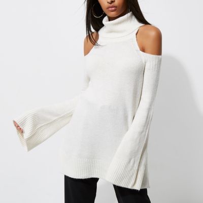 Rollkragenpullover in Creme mit Schulterausschnitten