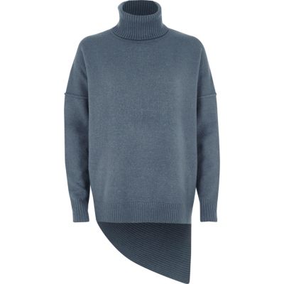 Blauer Rollkragenpullover mit asymmetrischem Saum