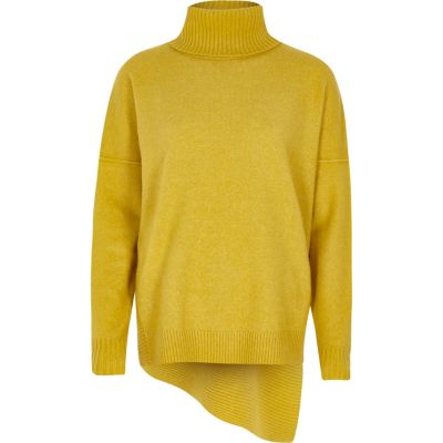 Limettengrüner Rollkragenpullover mit asymmetrischem Saum
