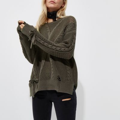 Petite – Strickpullover in Khaki mit Gitter- und Bindedetails