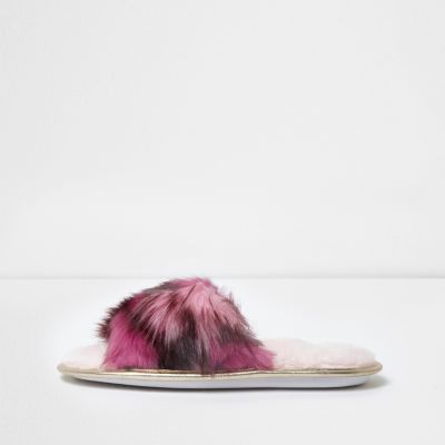 Pinke, flauschige Hausschuhe