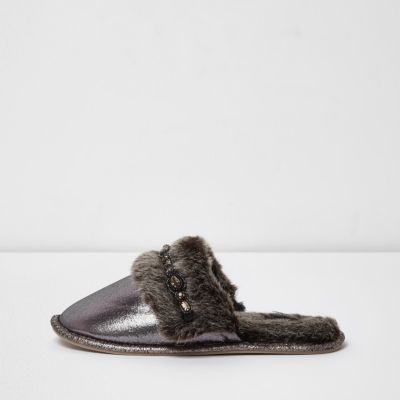 Chaussons argenté métallisé ornés de strass style mules