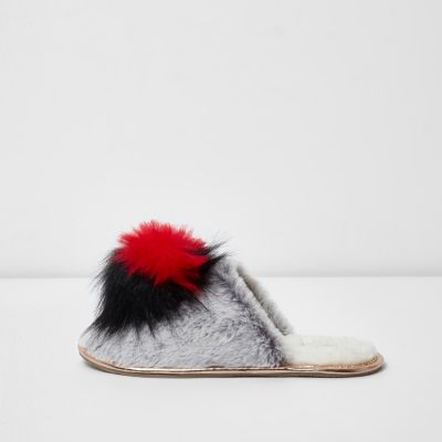 Chaussons mules gris duveteux à cœur et pompon