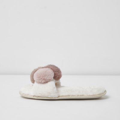 Chaussons duveteux crème à pompons
