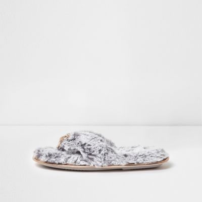 Graue, flauschige Hausschuhe mit Schleife