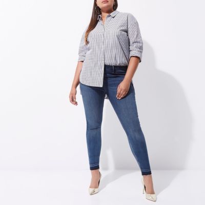 Plus – Molly – Blaue Skinny Jeggings mit offenem Saum