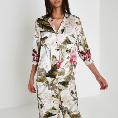 Chemise de pyjama en satin crème motif tropical