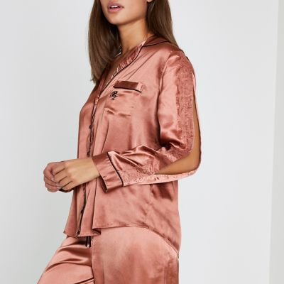 Rosa Pyjamahemd aus Satin mit geschlitzen langen Ärmeln