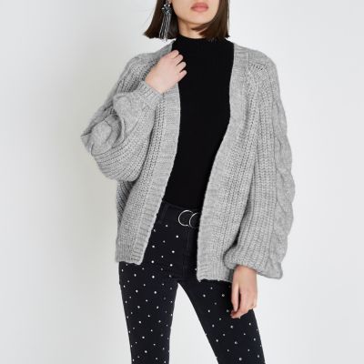 Cardigan en maille torsadée grise