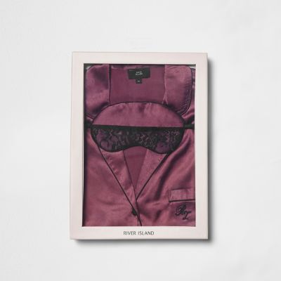 Geschenkbox mit dunkelrotem Pyjama mit Spitzenbesatz