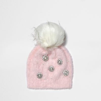 Lichtroze beanie met pompon, broche en siersteentjes