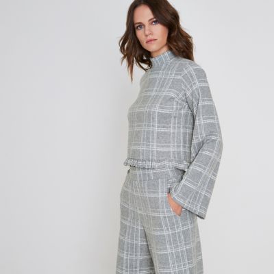 Graues, kariertes Oberteil mit Rüschenbesatz