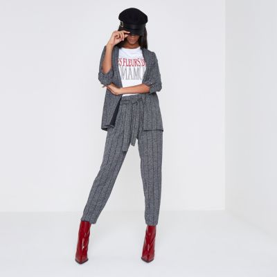 Blazer à fines rayures gris avec manches froncées