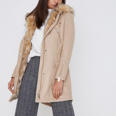 Camelkleurige parka met rand van imitatiebont