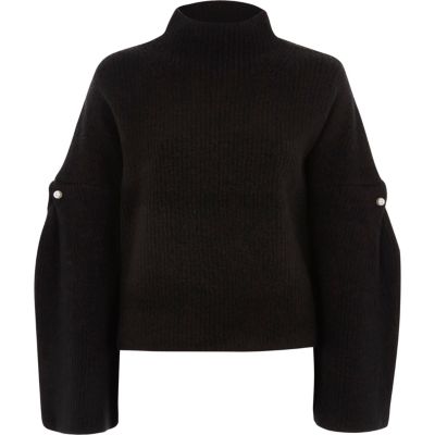 Schwarzer, hochgeschlossener Pullover mit weiten Ärmeln und Kunstperlenbesatz