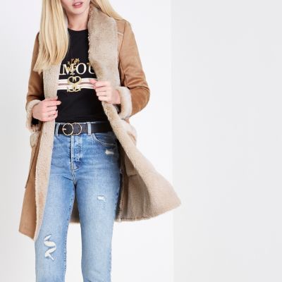 Camelkleurige open jas met bies van imitatieschapevacht