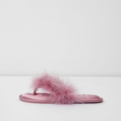 Chaussons roses ornés de plumes style nu-pieds