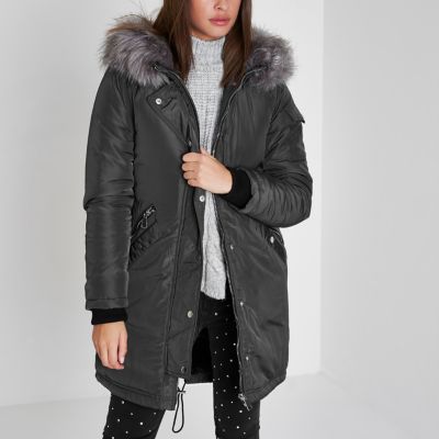 Grijze parka met rand van imitatiebont en split in de capuchon