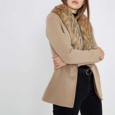 Camelkleurige jas met kraag van imitatiebont