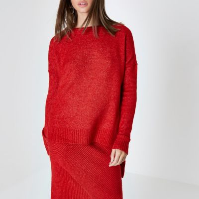 Red asymmetric hem long sleeve jumper