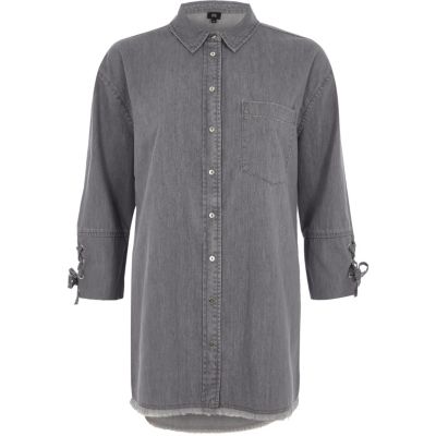 Zwart denim overhemd met vetersluiting bij de manchetten