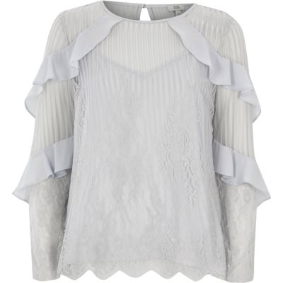 Lichtgrijze kanten top met lange mouwen en ruches