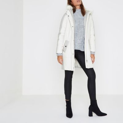 Crème lange gewatteerde jas met rand van imitatiebont