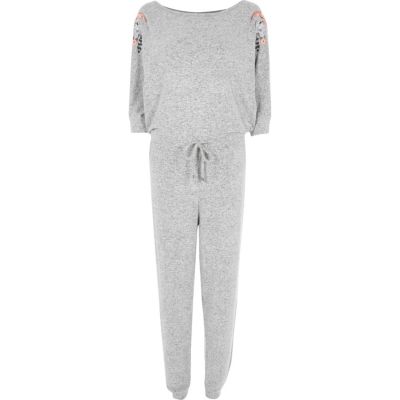 Hellgrauer Overall mit Blumenstickerei