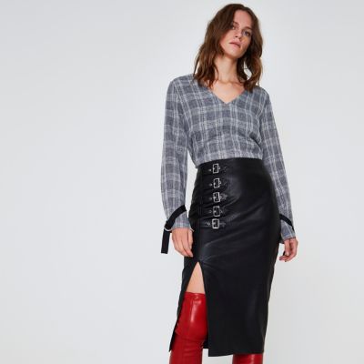 Jupe crayon en cuir synthétique noire avec boucle