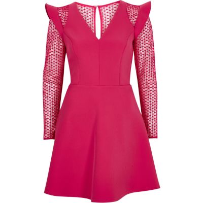 Robe patineuse rose vif à volant et empiècement en dentelle