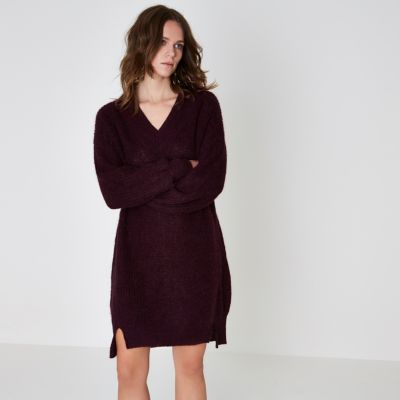 Pulloverkleid in Bordeaux mit V-Ausschnitt