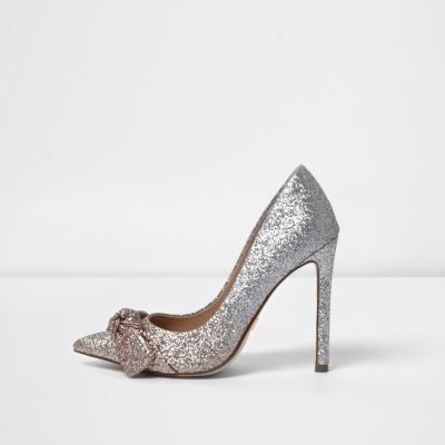 Goldene, glitzernde Pumps