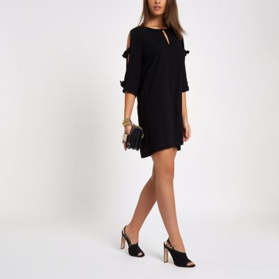 Robe droite noire avec nœuds aux manches