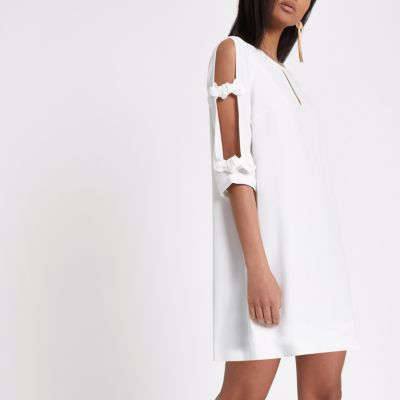 Robe évasée blanche à nœuds aux manches