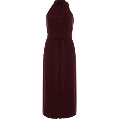 Dunkelrotes, ärmelloses Midikleid