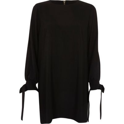 Robe trapèze noire nouée aux poignets