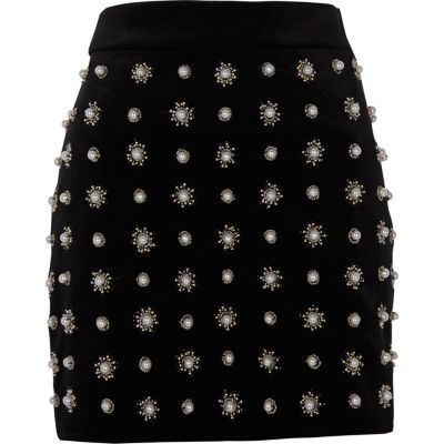 Mini-jupe noire ornée de perles