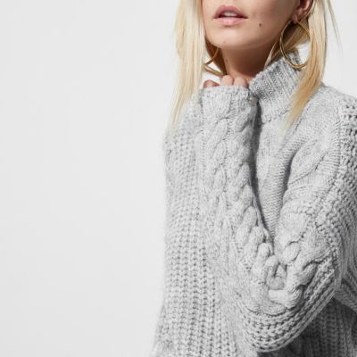 Petite – Pull en maille torsadée gris à encolure montante