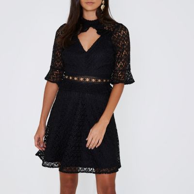 Schwarzes Spitzenkleid mit Schlüssellochausschnitt und Lochverzierung