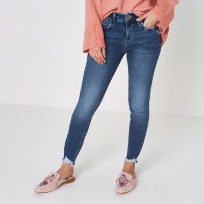 Petite – Amelie – Blaue Super Skinny Jeans mit zerschlissenem Saum