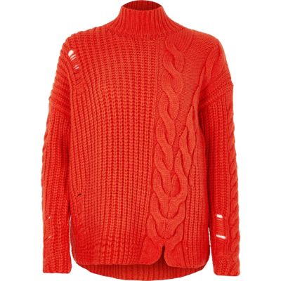 Pull en maille torsadée rouge vif à col haut