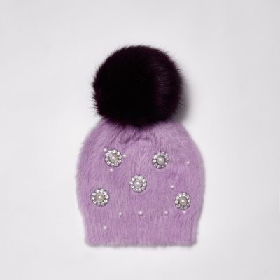 Paarse beanie met pompon, broche en siersteentjes
