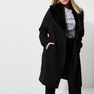 RI Plus - Zwarte jas met strikceintuur en rand van imitatiebont