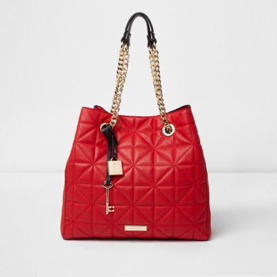 Sac souple matelassé rouge à chaîne