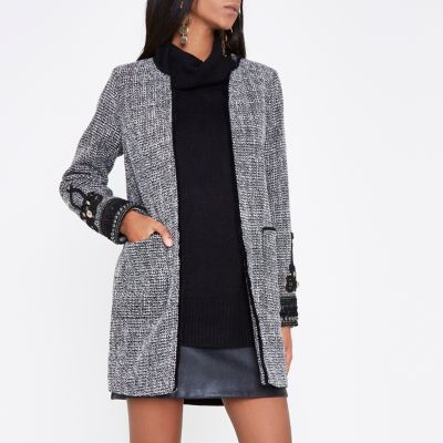 Zwarte tweed jas met geborduurde manchetten