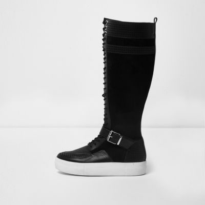 Zwarte knielaarzen met vetersluiting en plateauzool