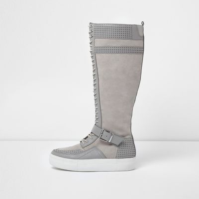 Grijze kniehoge sneakers met vetersluiting en plateauzool