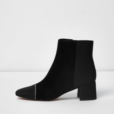 Zwarte laarzen van imitatiesuède met teenstuk en brede pasvorm