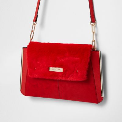 Rote Clutch mit Kunstfellklappe