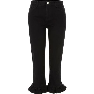 Schwarze, kurze Jeans mit Rüschen